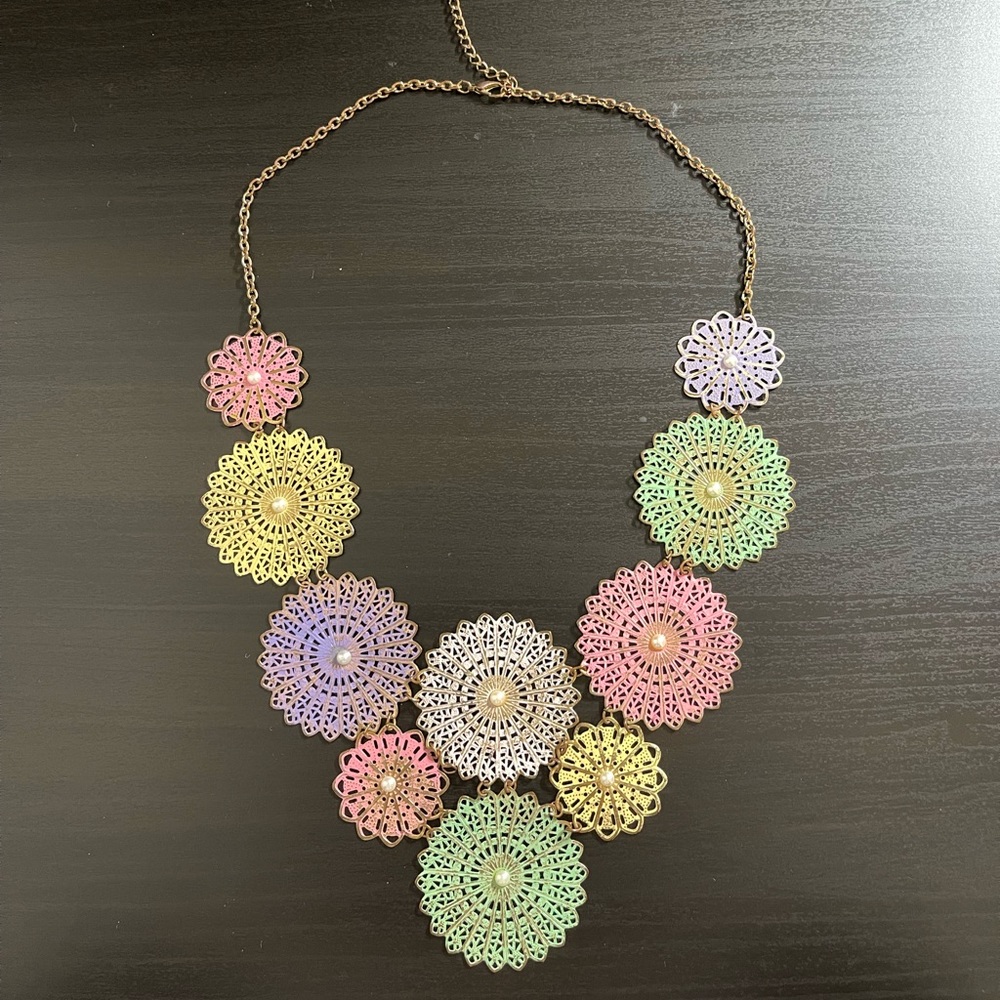 Multicolor metal necklace.